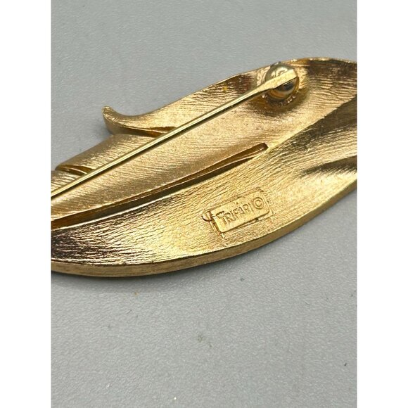 Trifari Vintage Gold Tone Feather Brooch Pin Leaf Textured Midcentury Design - Picture 5 of 6